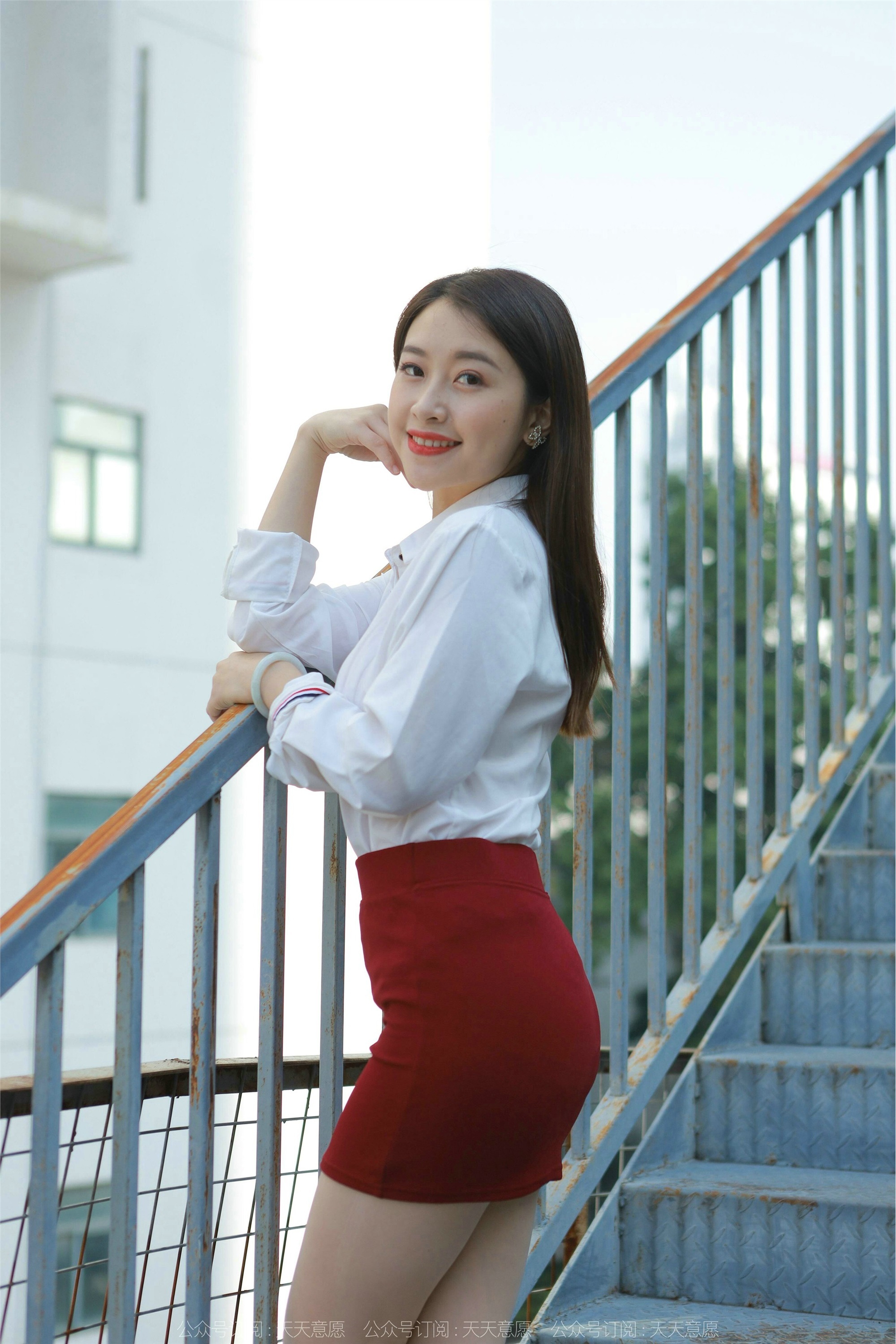 IESS异思趣向  2022.02.17 丝享家1006：小婕《性感红色包臀裙》